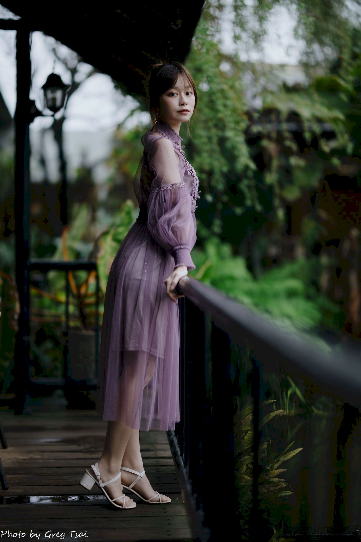 畊畊浅紫色蕾丝上衣花园暖调氛围摄影‌