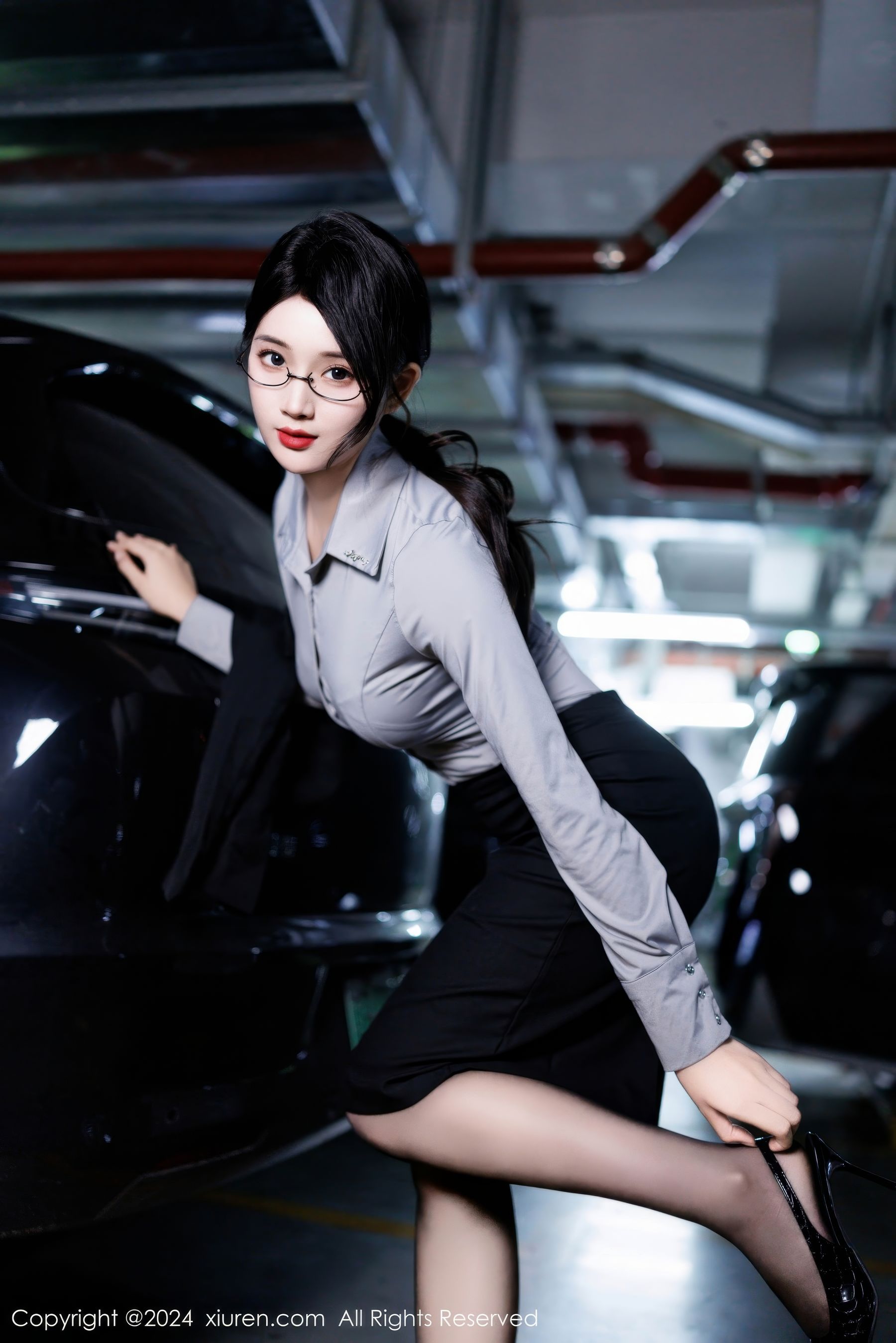 南乔 - OL服饰+黑色短裙首套写真