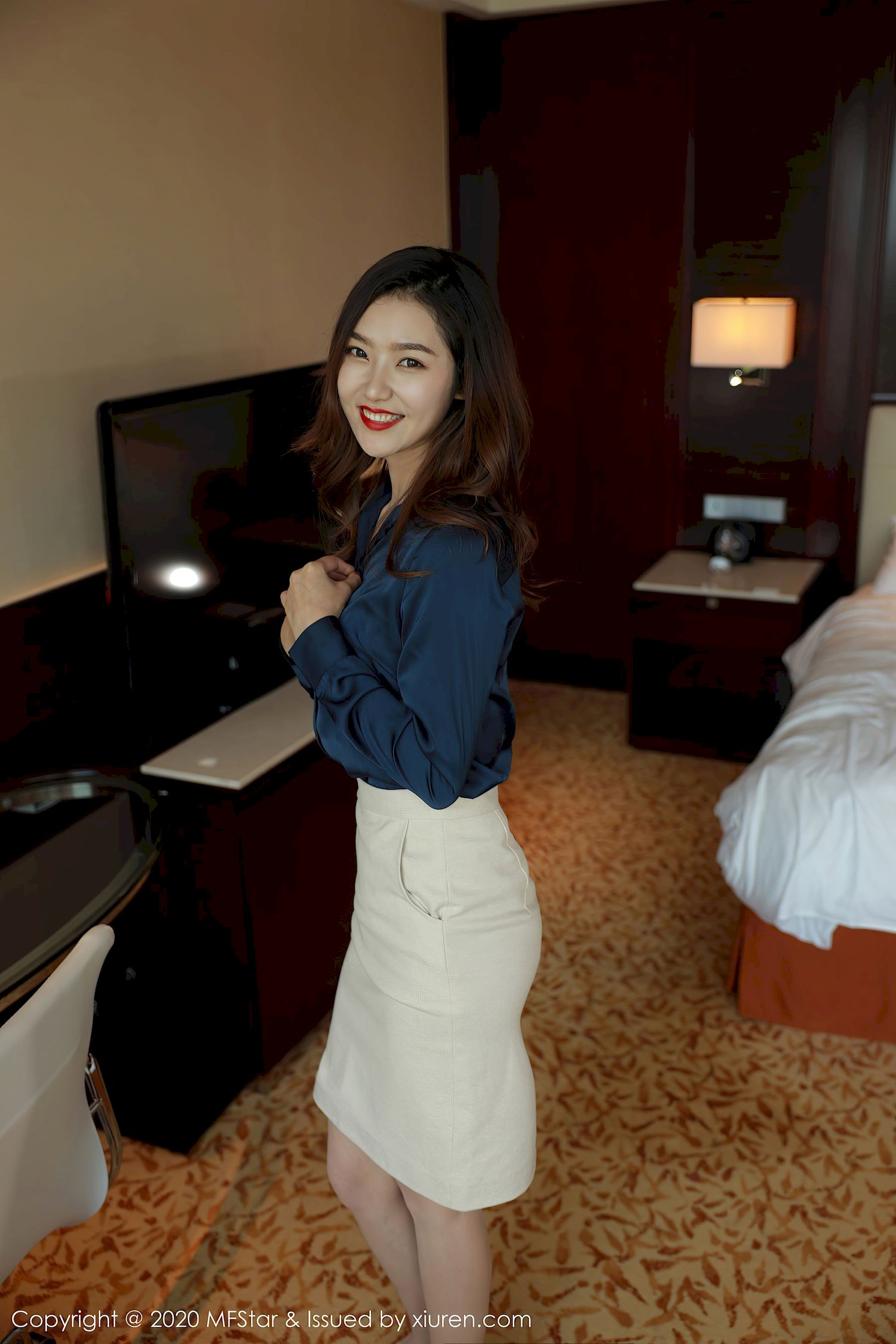 方子萱 - 秘书OL+高挑身姿性感写真