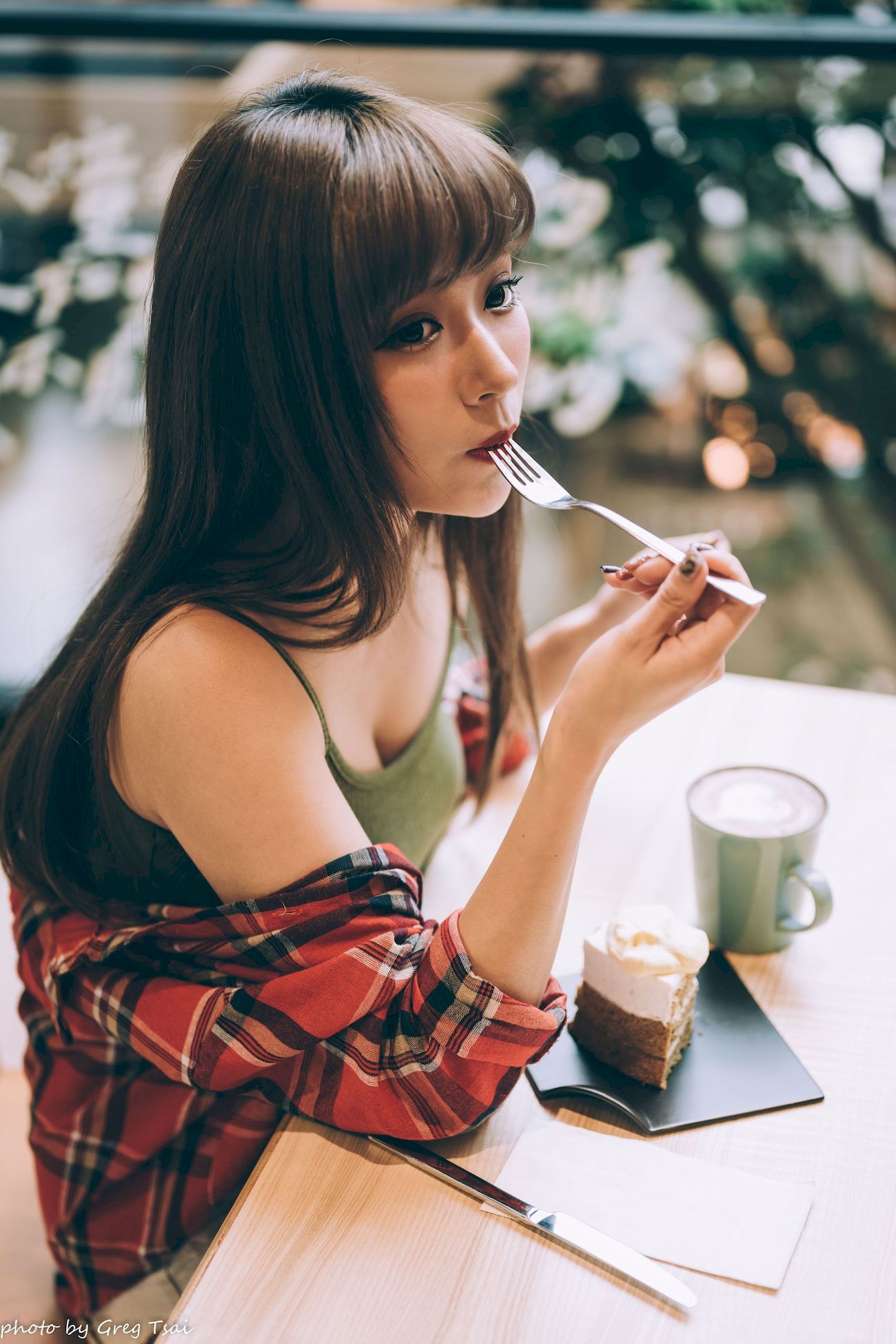 凯云咖啡馆‌红黑格纹衬衫