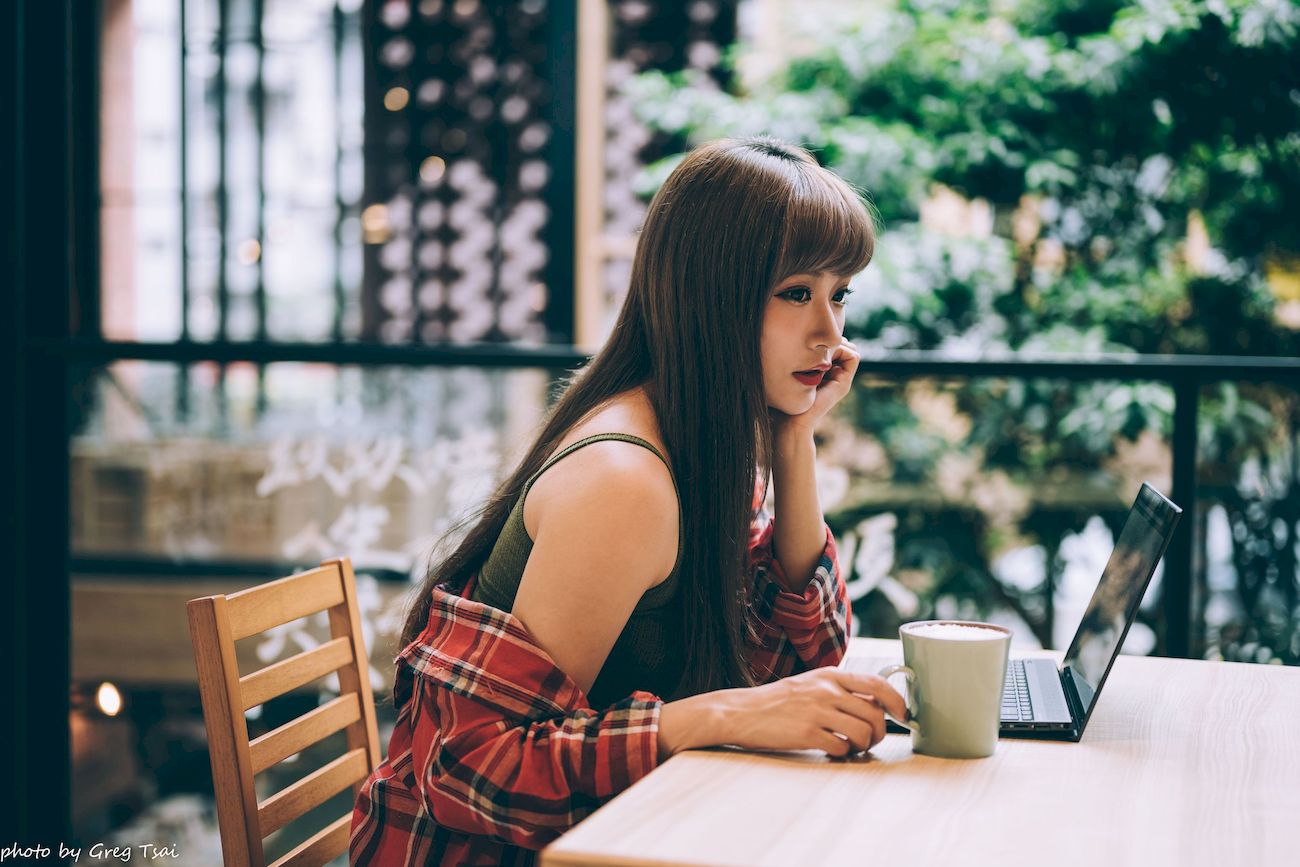 凯云咖啡馆‌红黑格纹衬衫