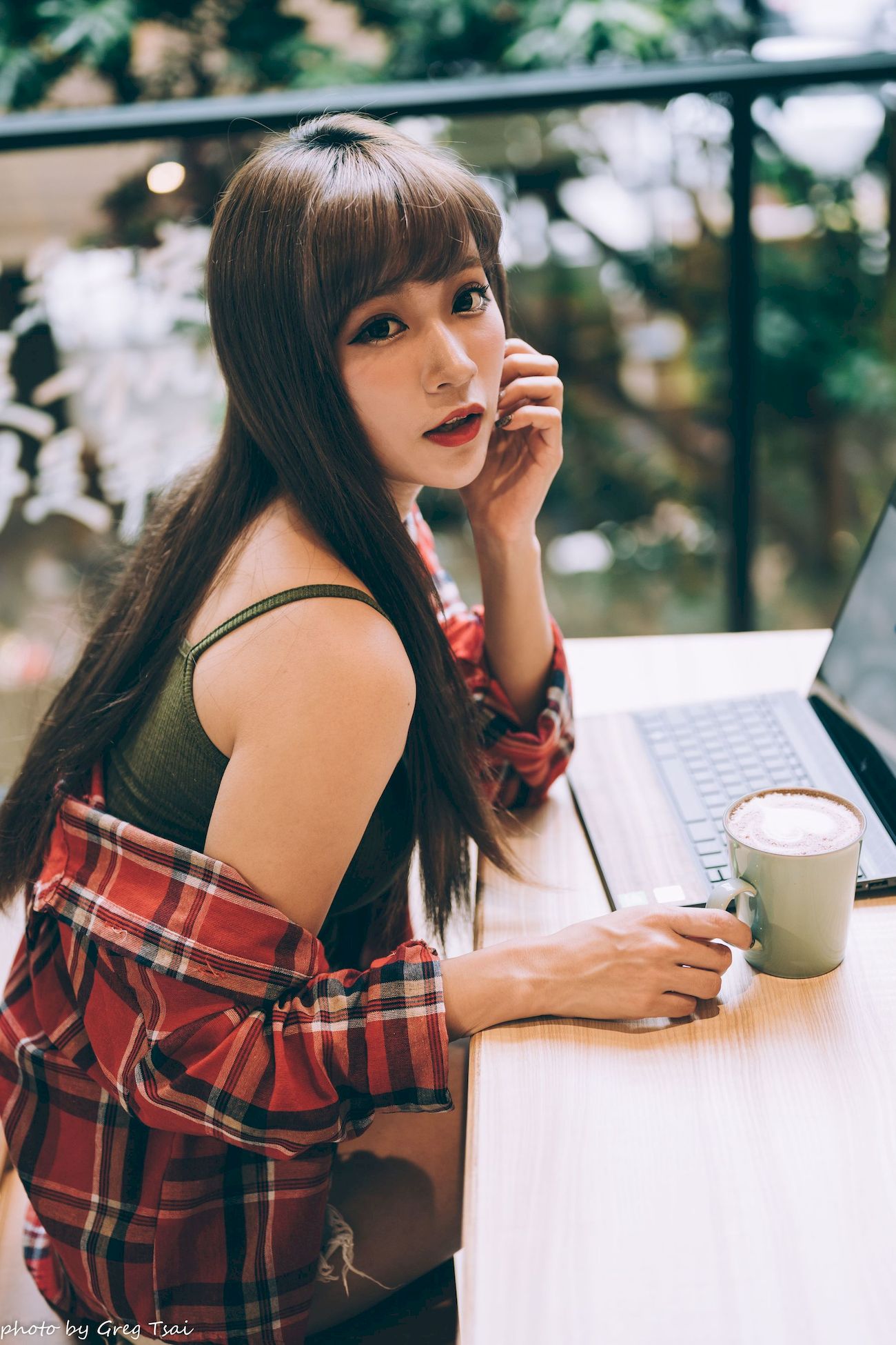 凯云咖啡馆‌红黑格纹衬衫