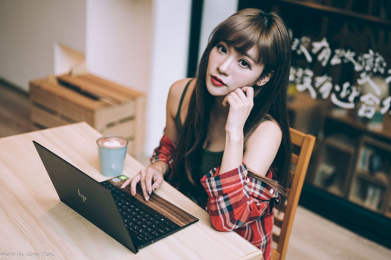 凯云咖啡馆‌红黑格纹衬衫