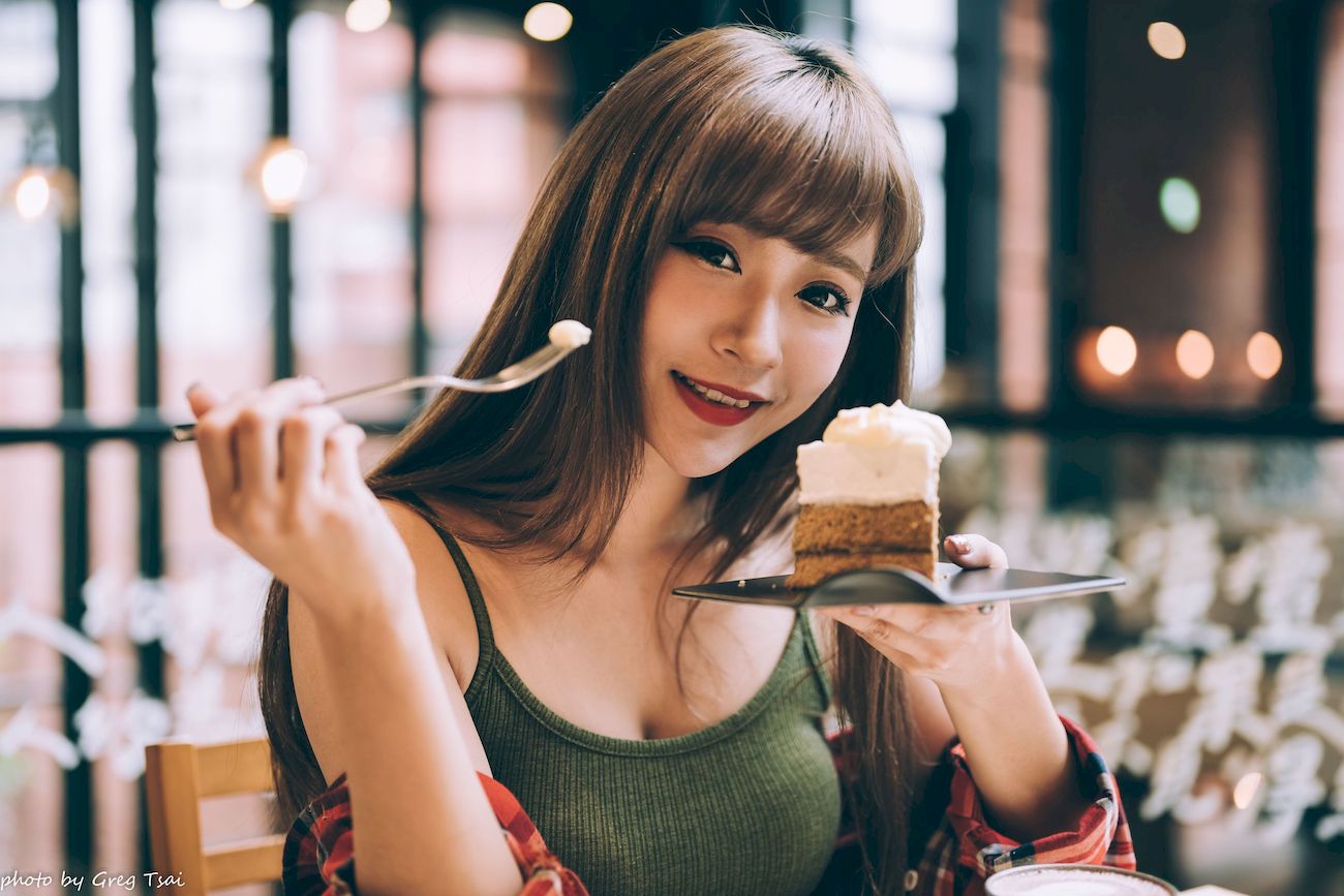 凯云咖啡馆‌红黑格纹衬衫