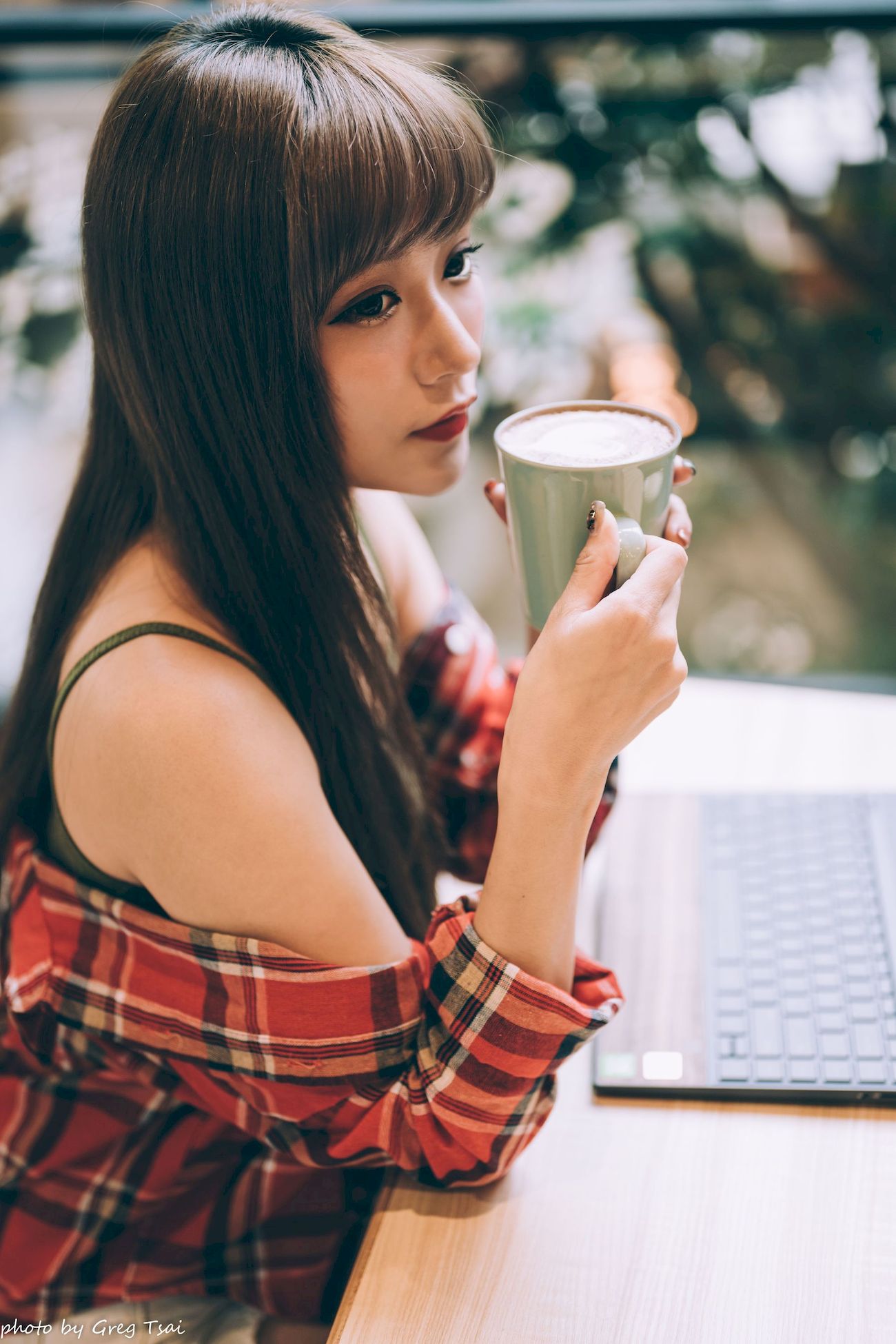 凯云咖啡馆‌红黑格纹衬衫