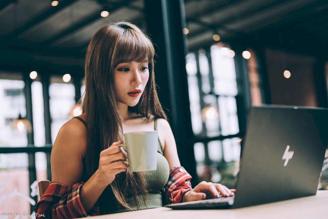 凯云咖啡馆‌红黑格纹衬衫