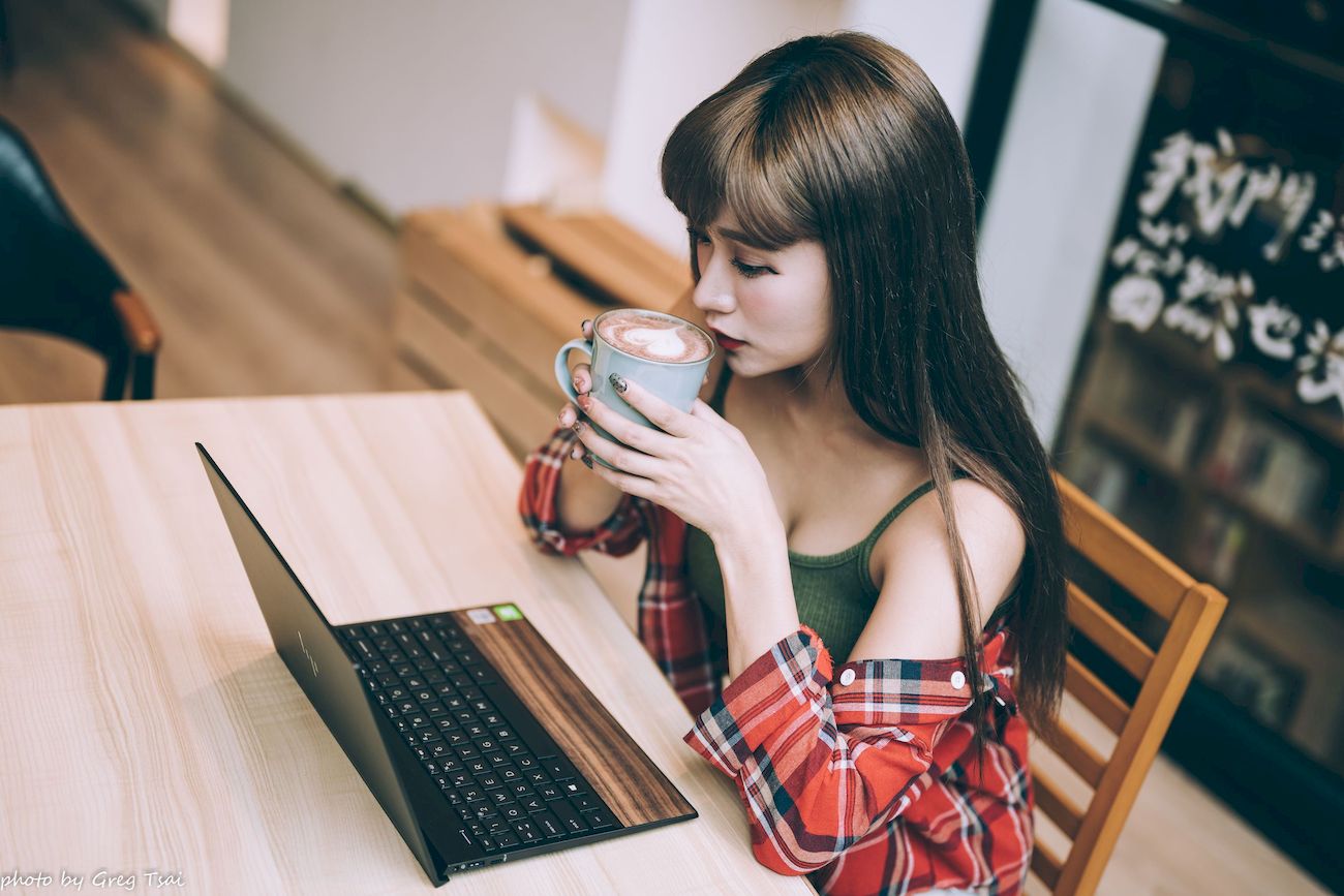 凯云咖啡馆‌红黑格纹衬衫