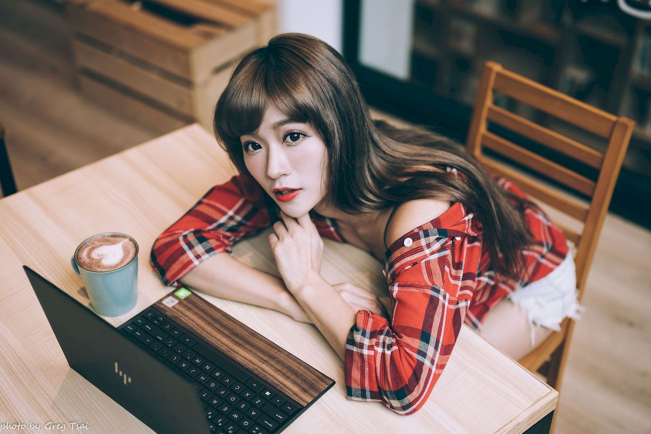 凯云咖啡馆‌红黑格纹衬衫