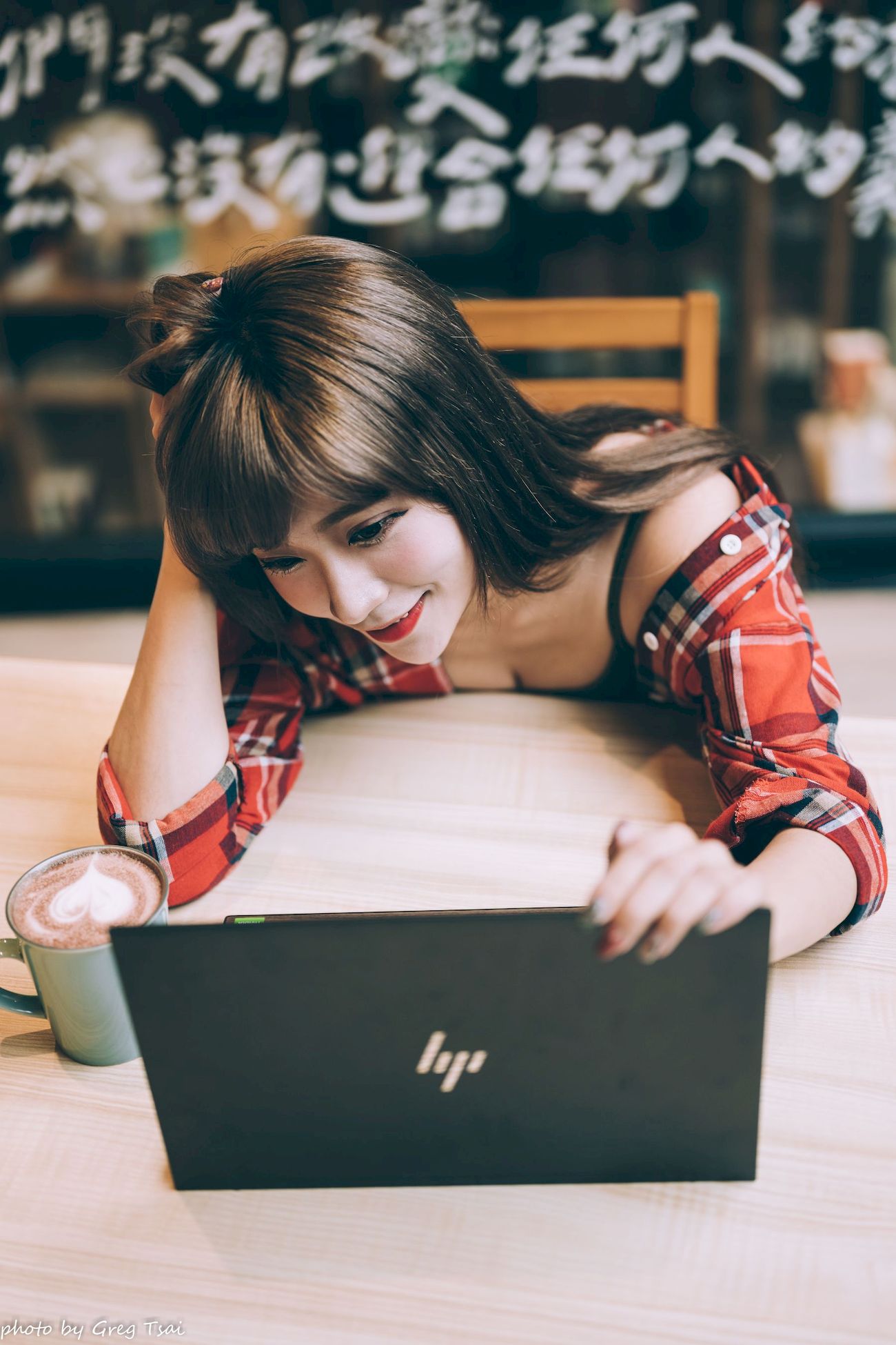 凯云咖啡馆‌红黑格纹衬衫