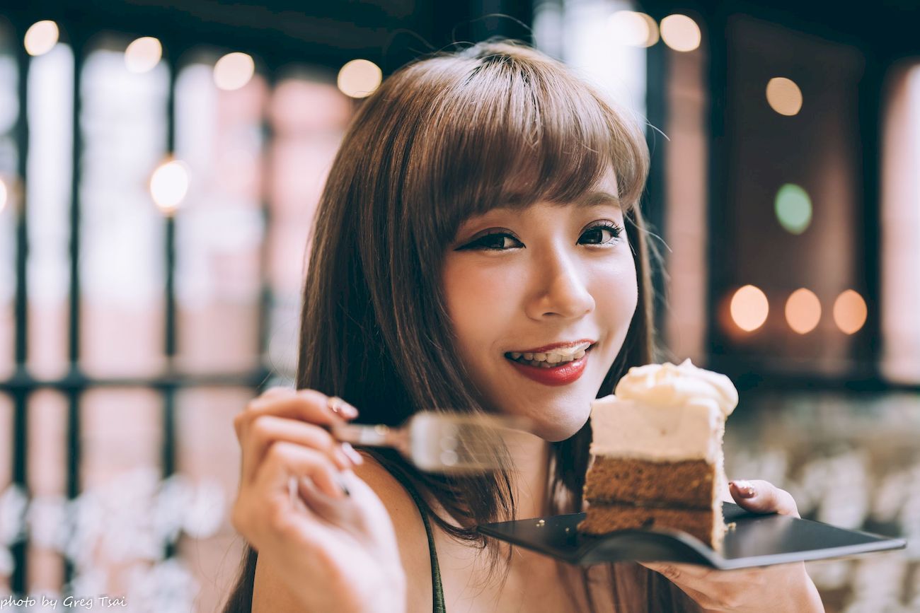 凯云咖啡馆‌红黑格纹衬衫