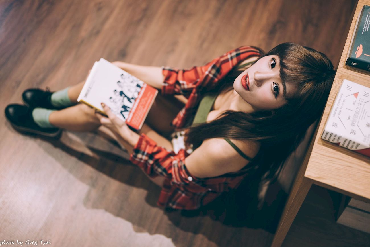 凯云咖啡馆‌红黑格纹衬衫