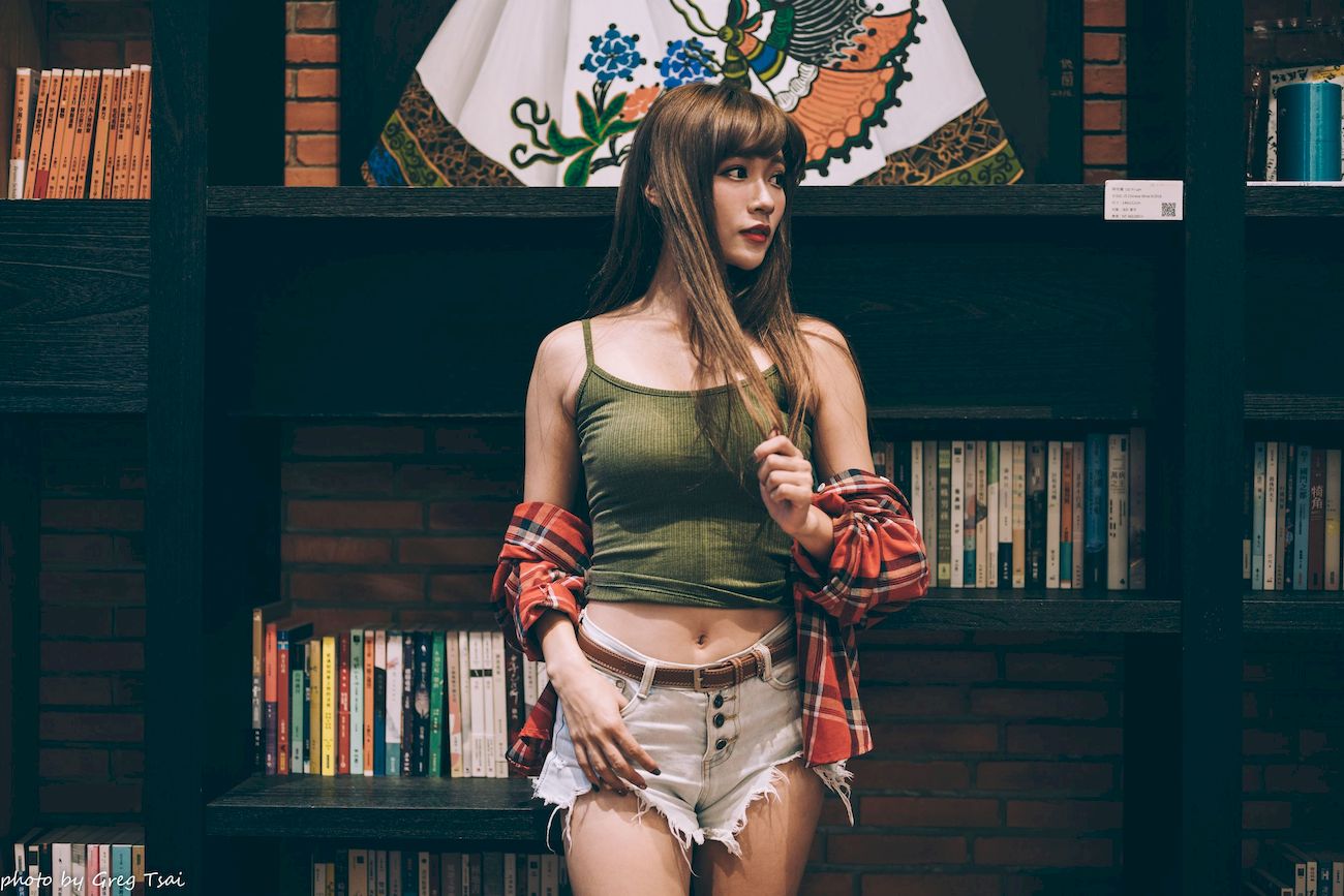 凯云咖啡馆‌红黑格纹衬衫