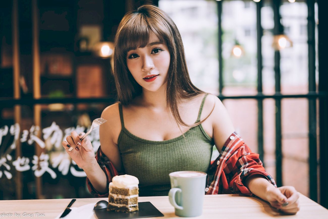 凯云咖啡馆‌红黑格纹衬衫