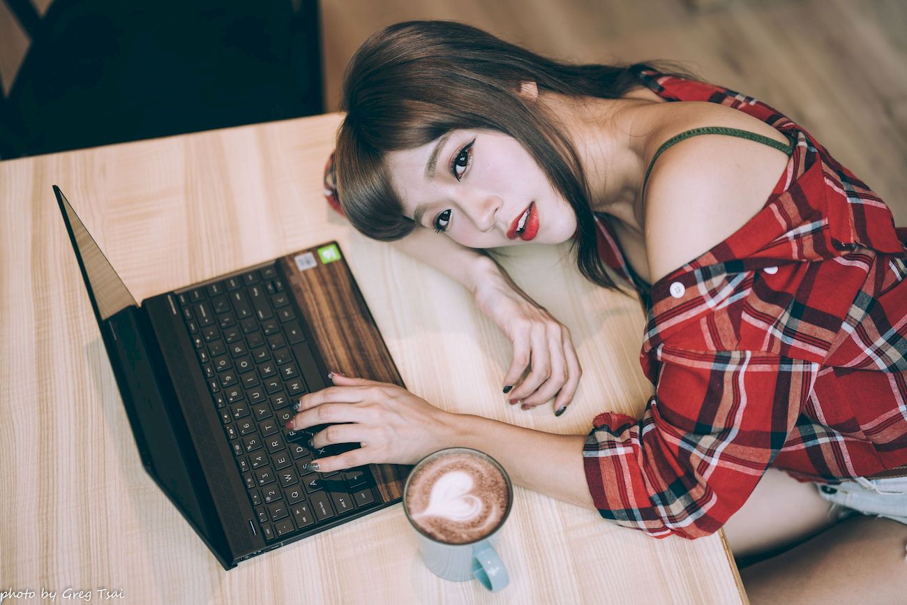 凯云咖啡馆‌红黑格纹衬衫