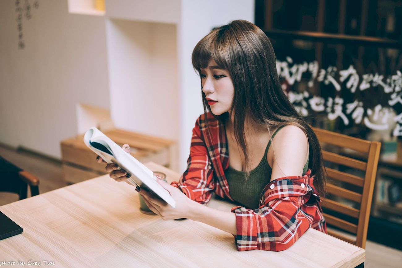 凯云咖啡馆‌红黑格纹衬衫