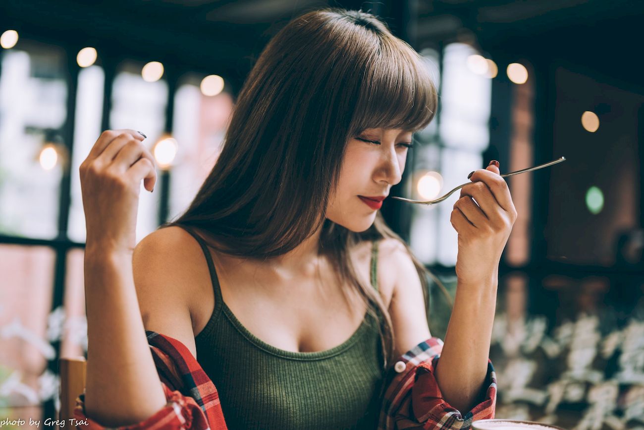 凯云咖啡馆‌红黑格纹衬衫