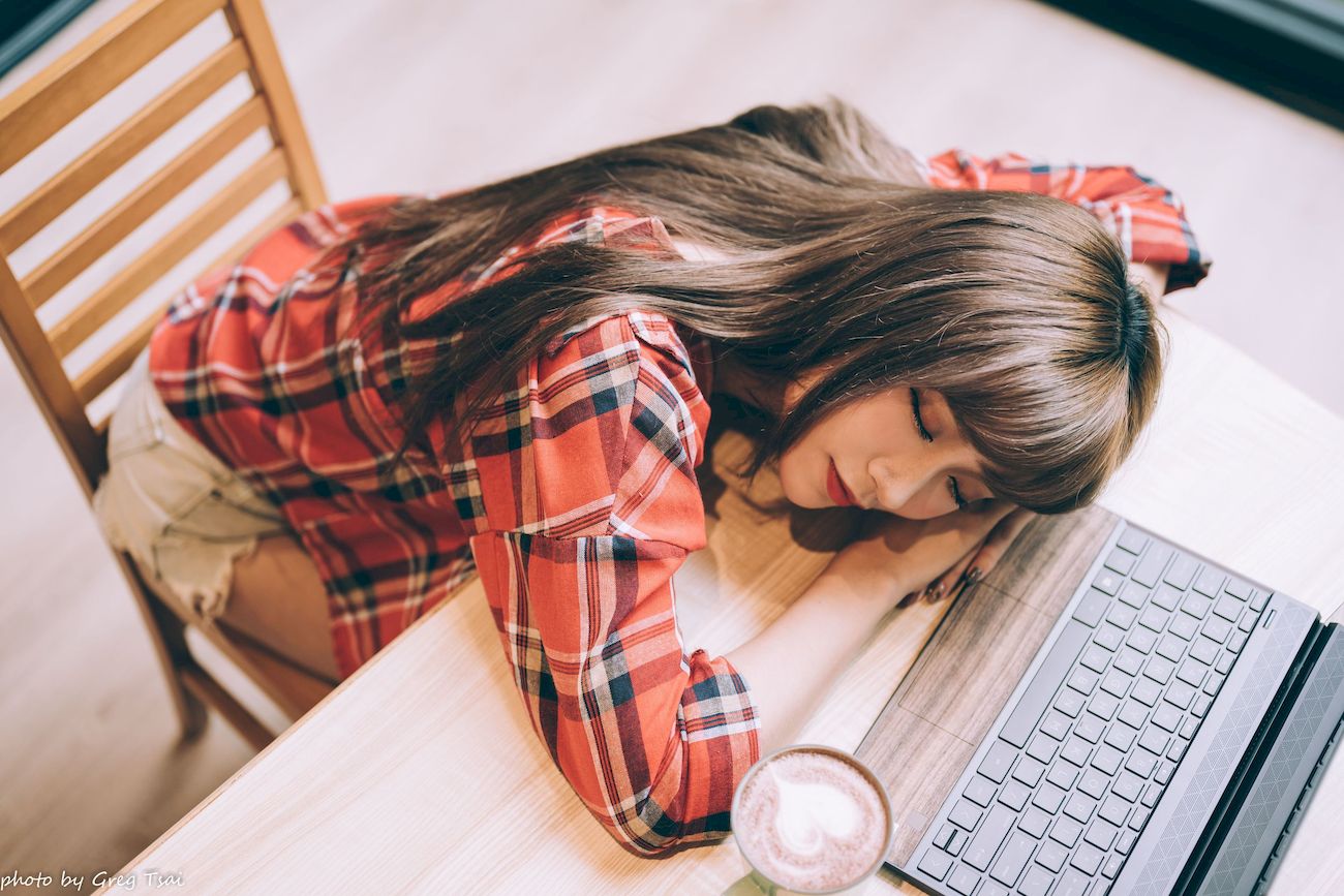 凯云咖啡馆‌红黑格纹衬衫