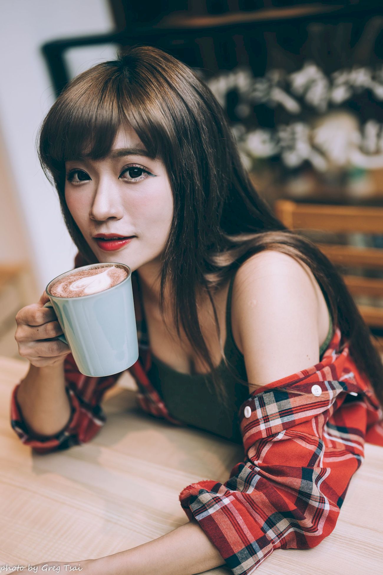 凯云咖啡馆‌红黑格纹衬衫