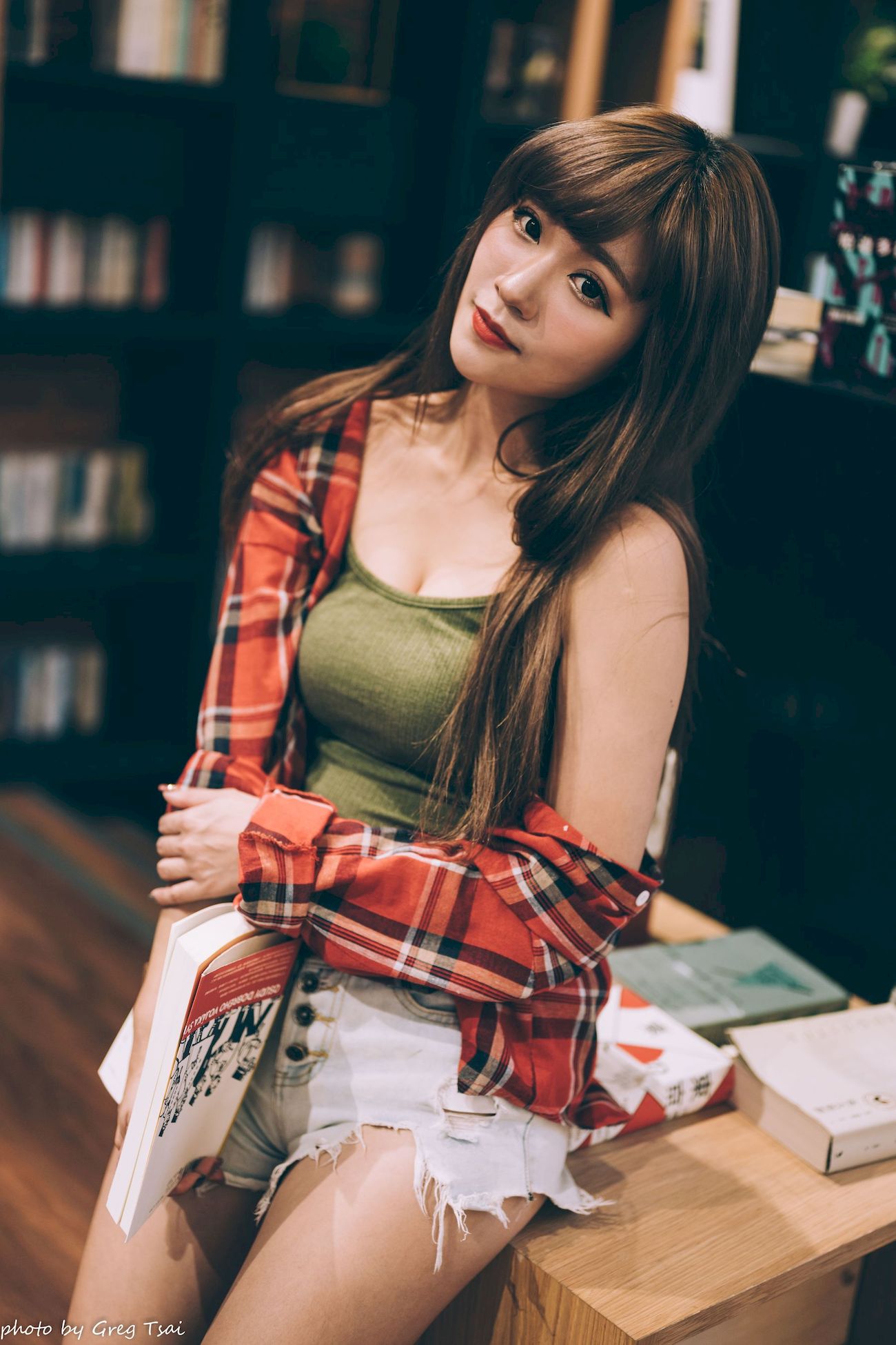 凯云咖啡馆‌红黑格纹衬衫