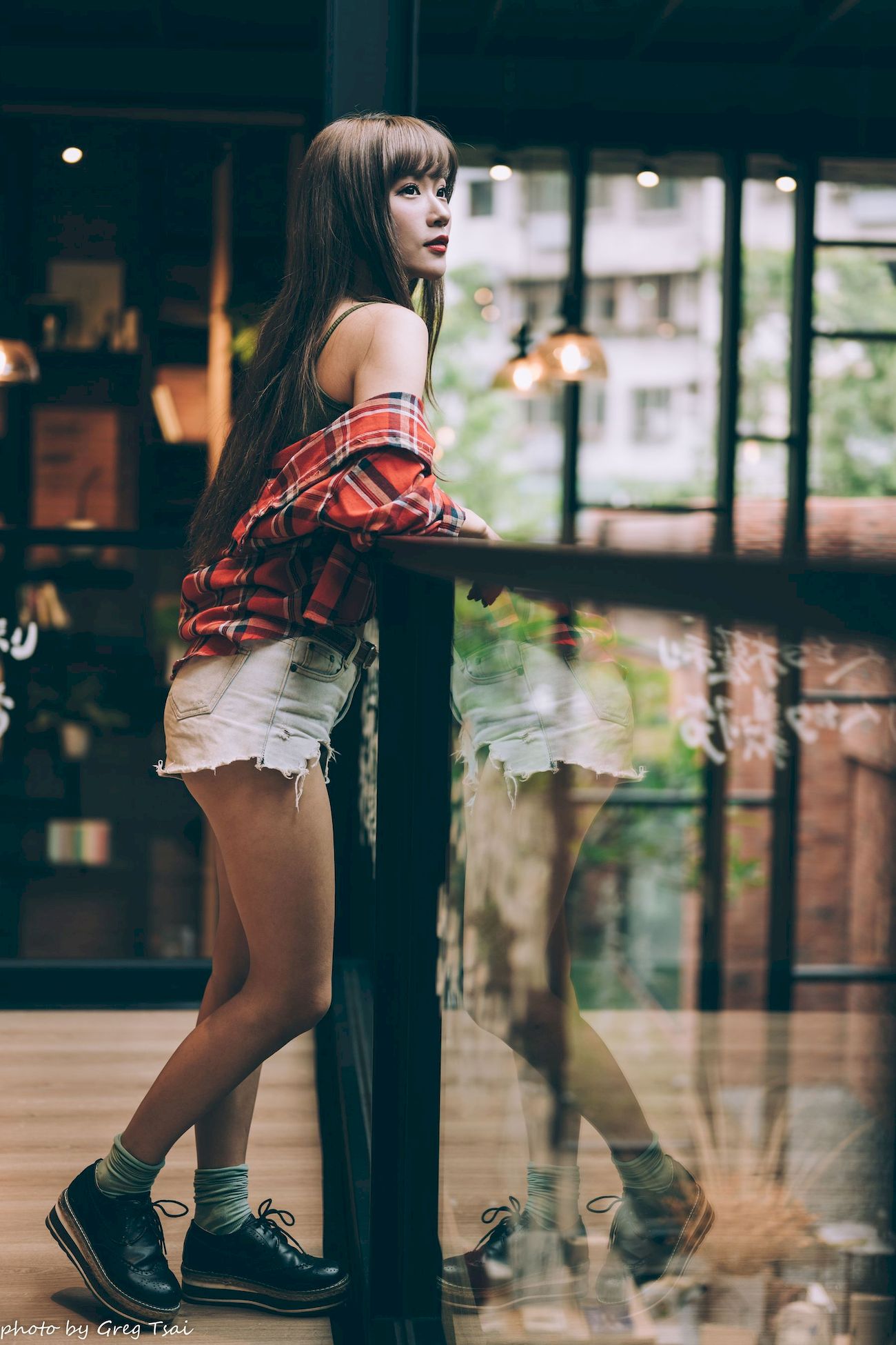 凯云咖啡馆‌红黑格纹衬衫