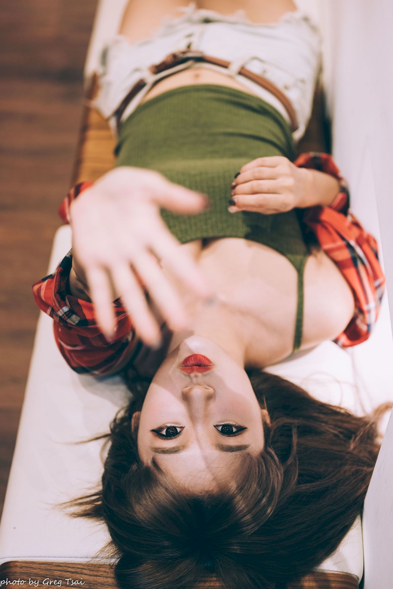 凯云咖啡馆‌红黑格纹衬衫