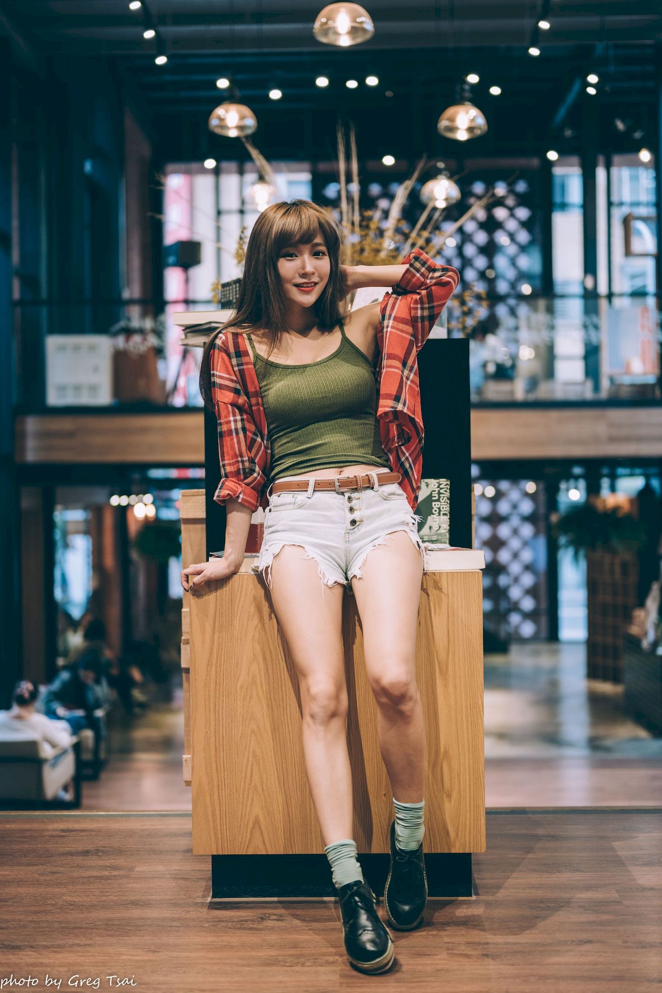 凯云咖啡馆‌红黑格纹衬衫