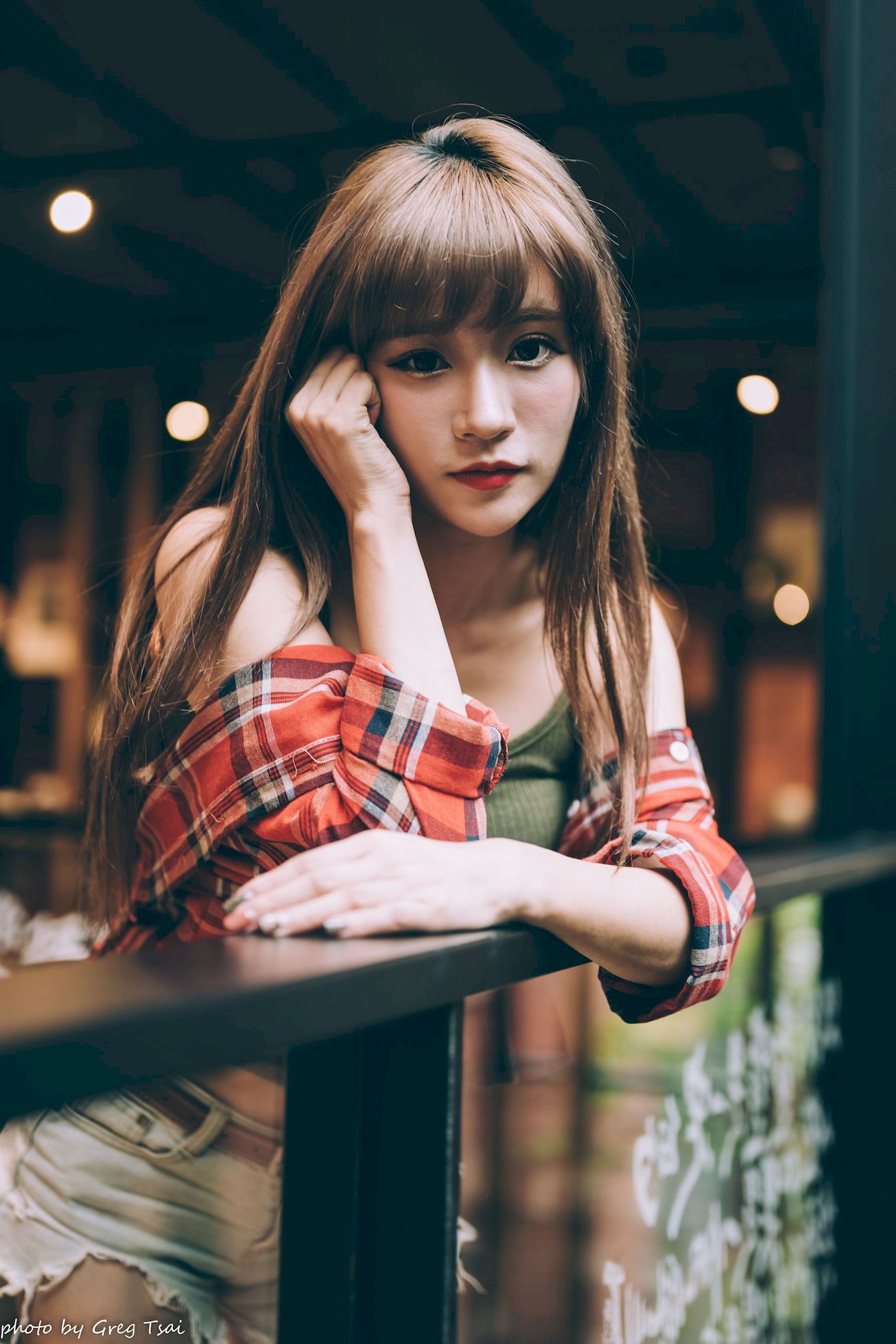 凯云咖啡馆‌红黑格纹衬衫