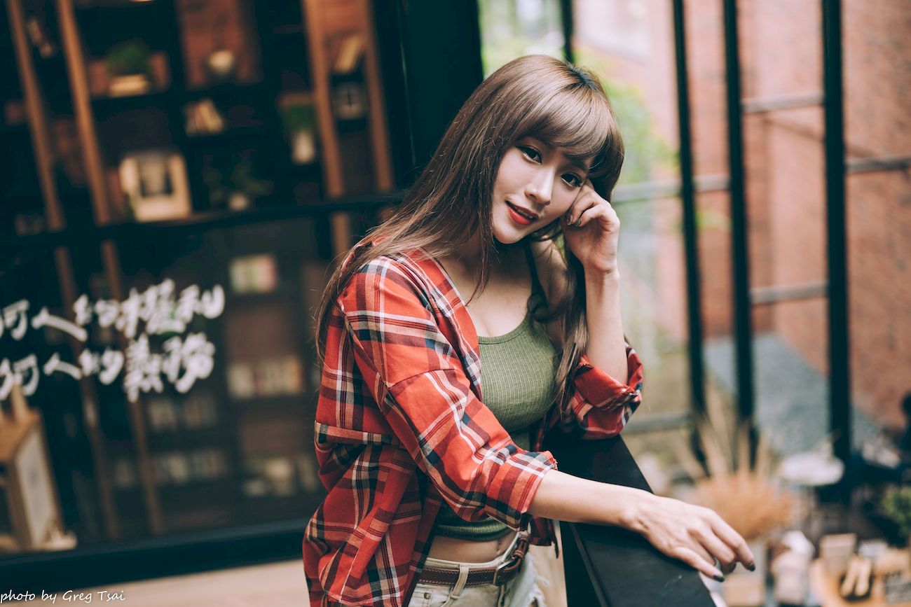 凯云咖啡馆‌红黑格纹衬衫