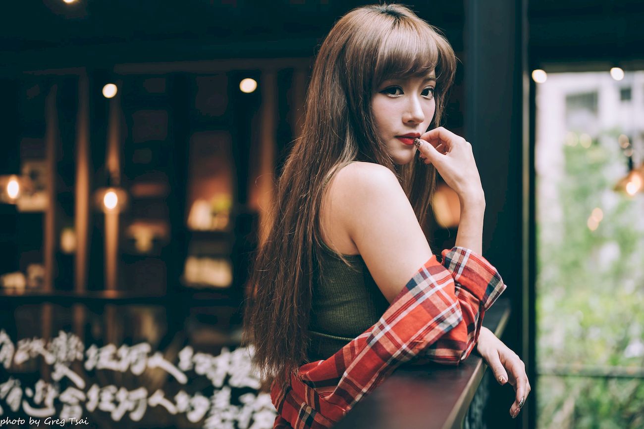 凯云咖啡馆‌红黑格纹衬衫