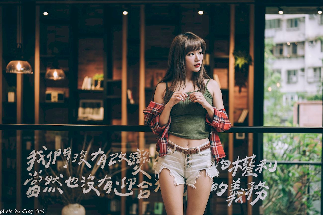 凯云咖啡馆‌红黑格纹衬衫