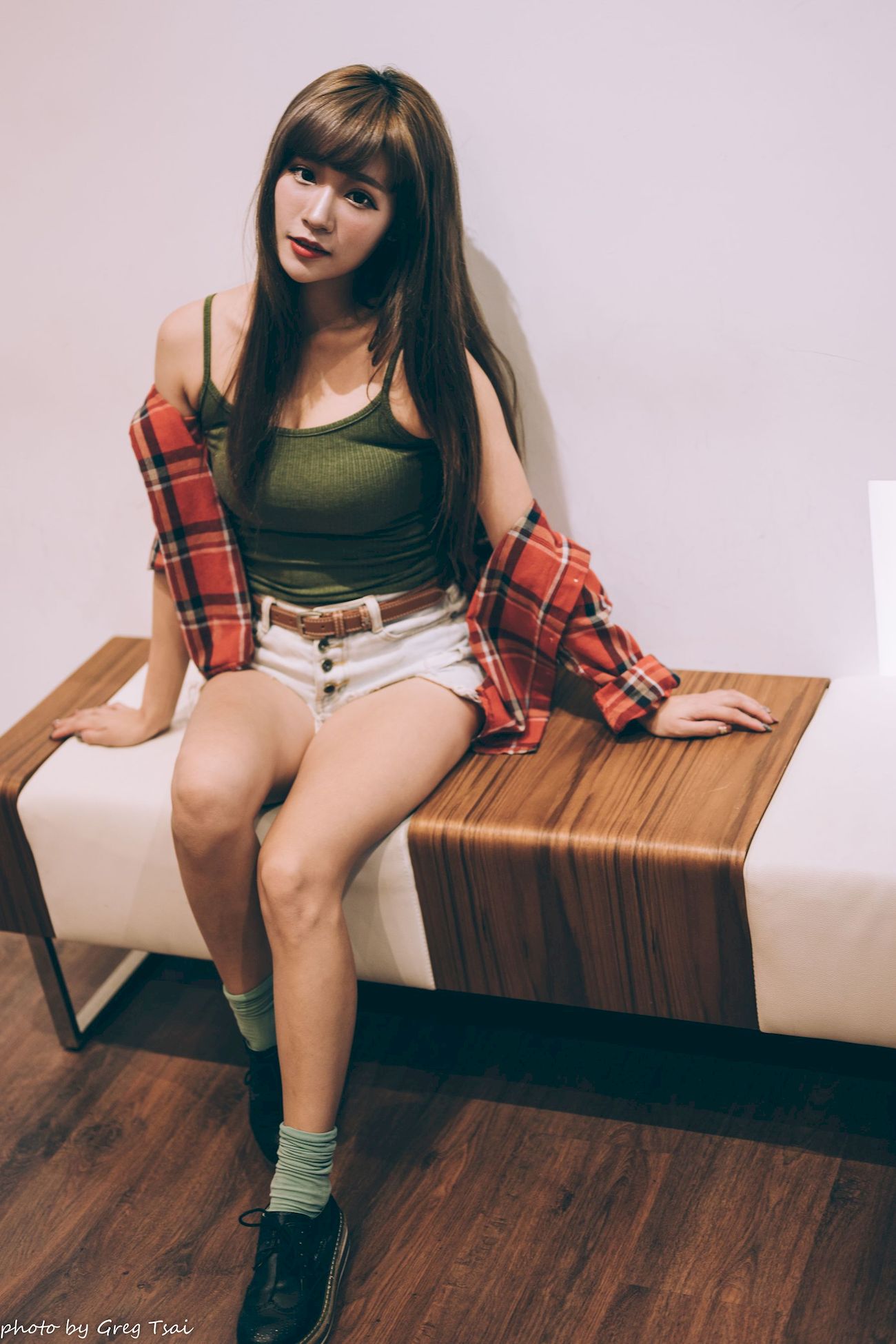 凯云咖啡馆‌红黑格纹衬衫