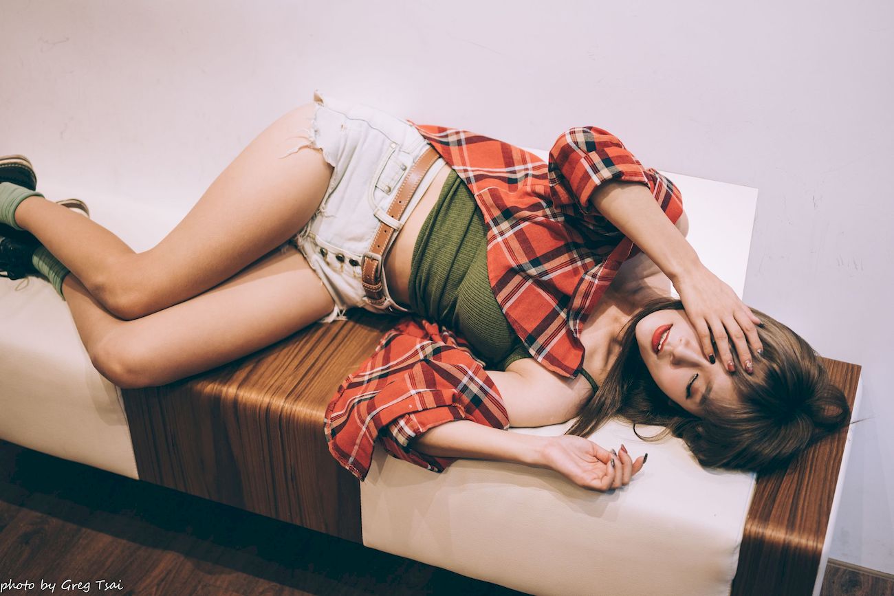 凯云咖啡馆‌红黑格纹衬衫