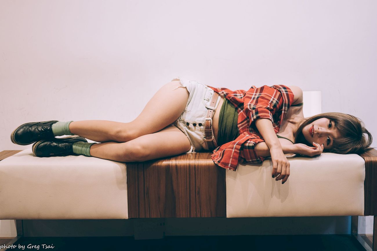 凯云咖啡馆‌红黑格纹衬衫