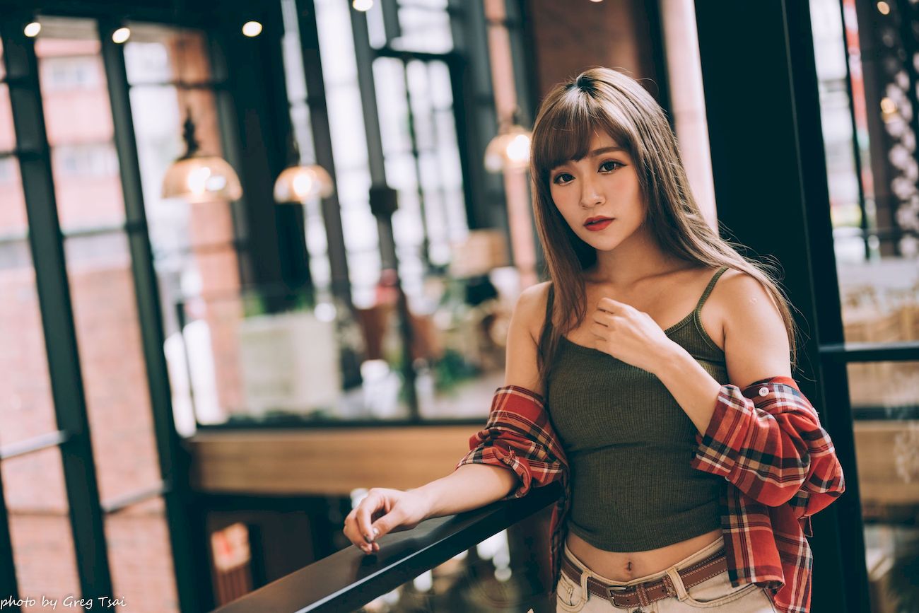 凯云咖啡馆‌红黑格纹衬衫