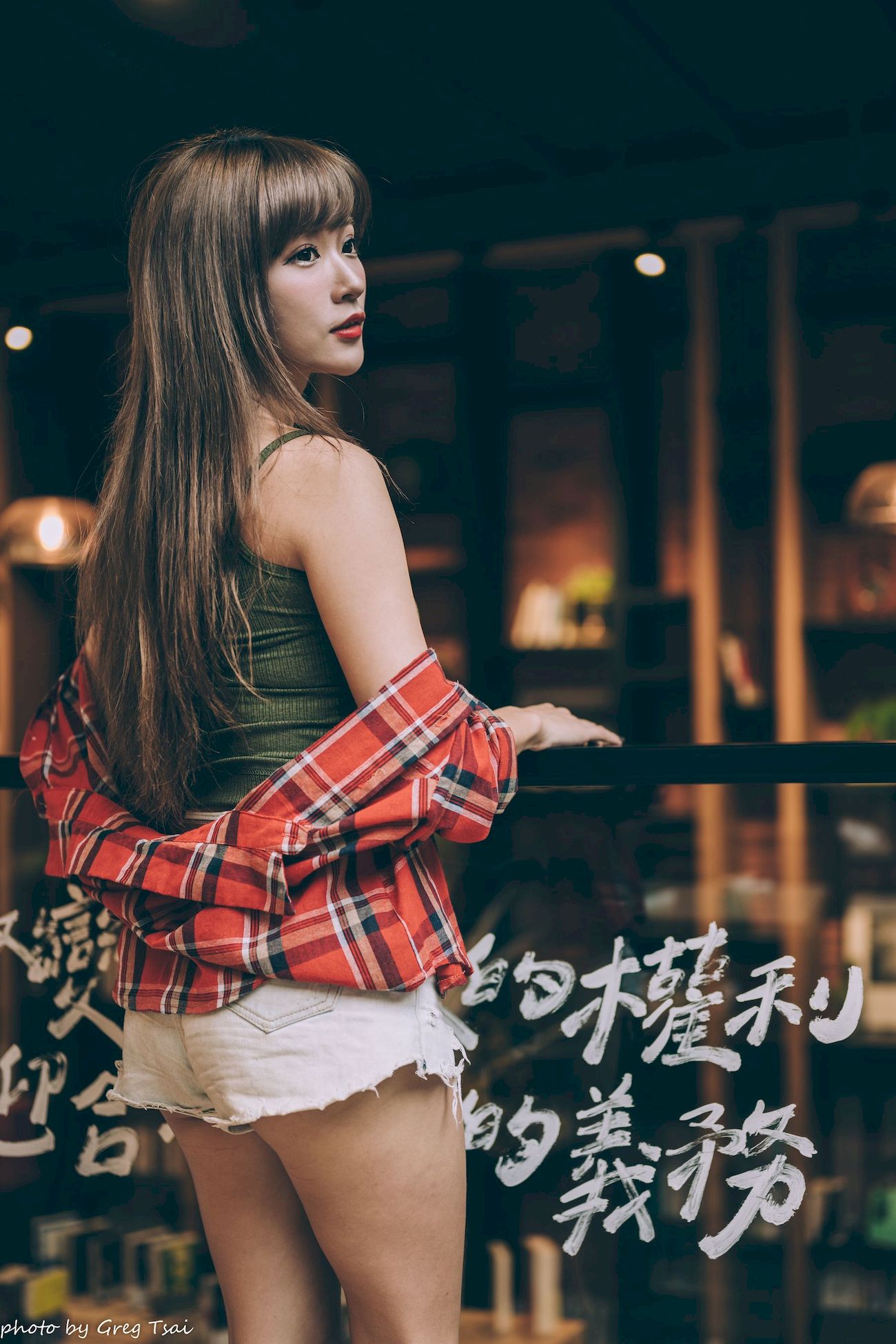 凯云咖啡馆‌红黑格纹衬衫