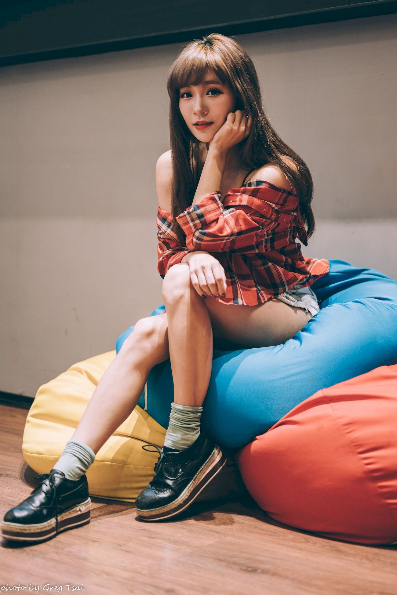 凯云咖啡馆‌红黑格纹衬衫