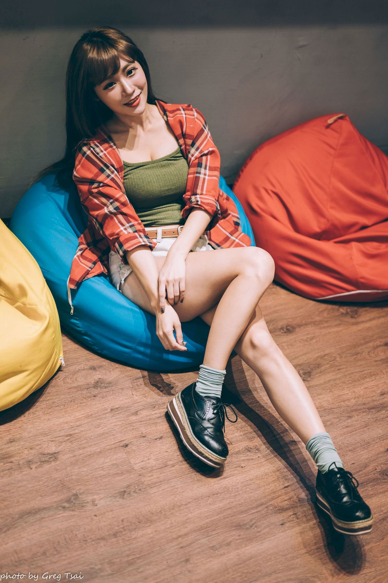 凯云咖啡馆‌红黑格纹衬衫