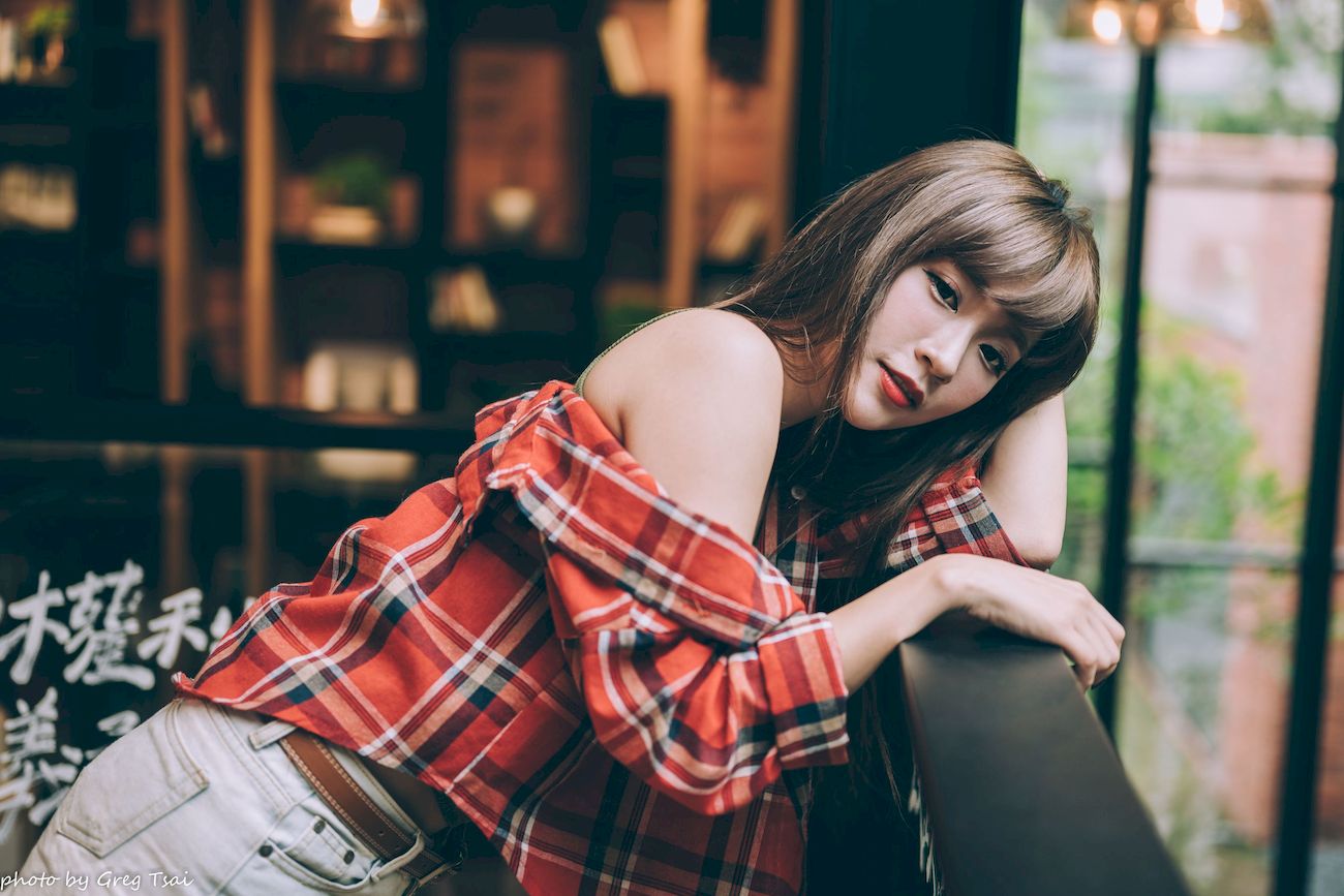 凯云咖啡馆‌红黑格纹衬衫