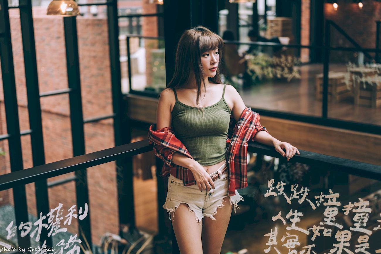 凯云咖啡馆‌红黑格纹衬衫