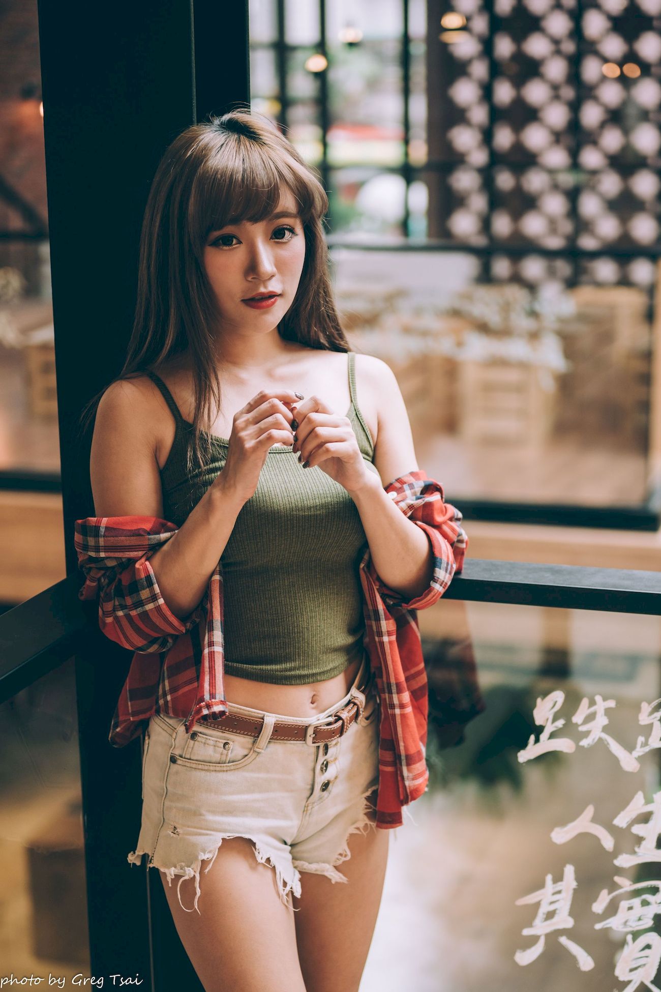 凯云咖啡馆‌红黑格纹衬衫