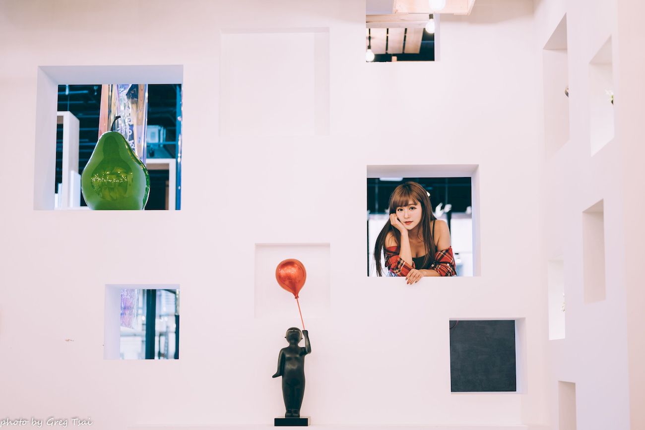 凯云咖啡馆‌红黑格纹衬衫