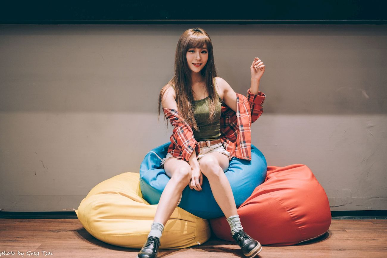 凯云咖啡馆‌红黑格纹衬衫