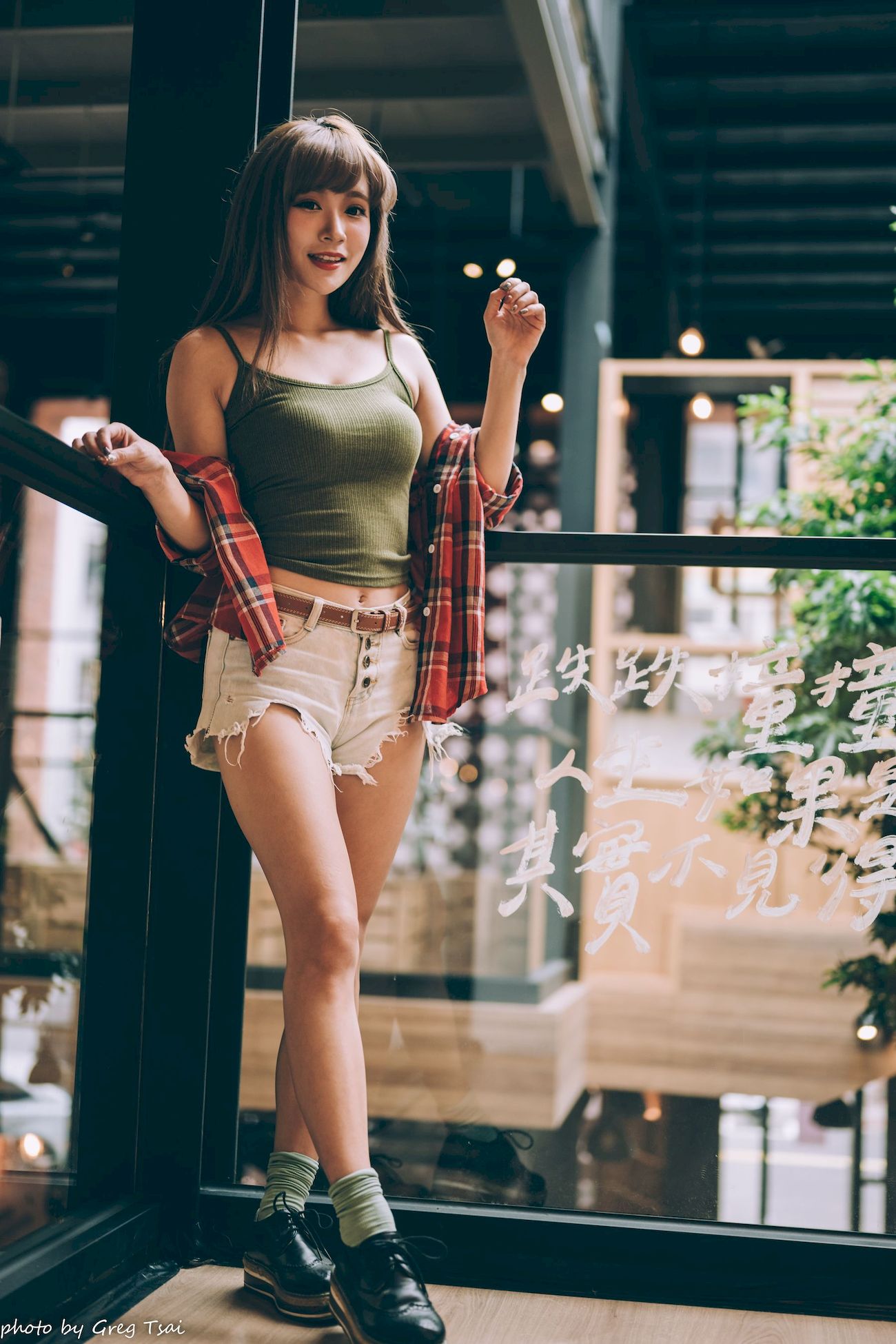 凯云咖啡馆‌红黑格纹衬衫