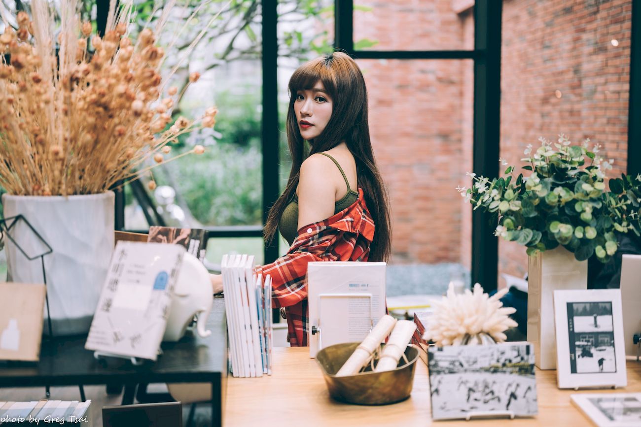 凯云咖啡馆‌红黑格纹衬衫