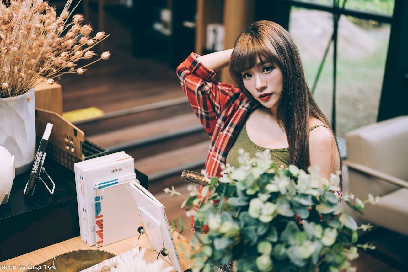 凯云咖啡馆‌红黑格纹衬衫