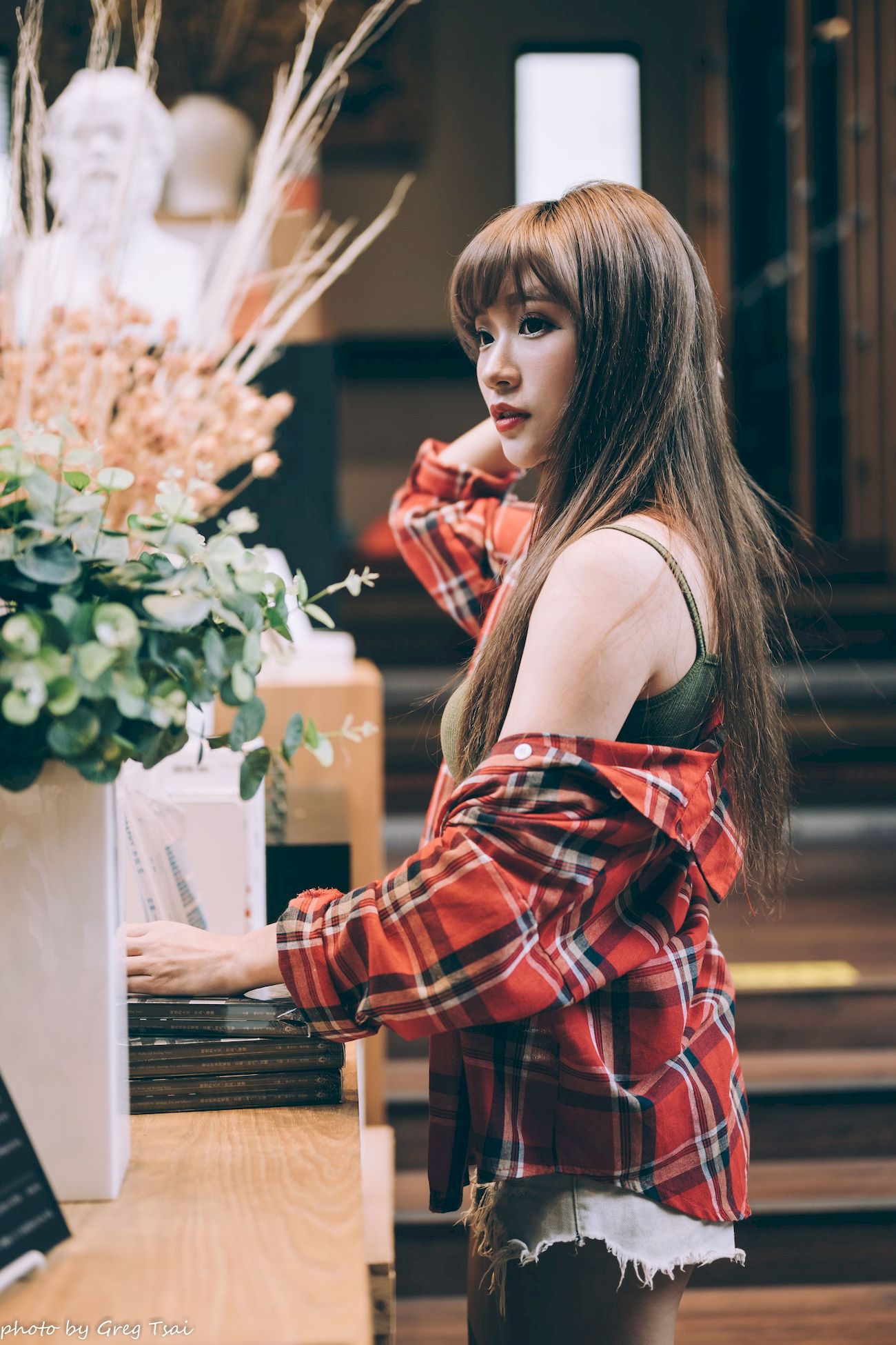 凯云咖啡馆‌红黑格纹衬衫