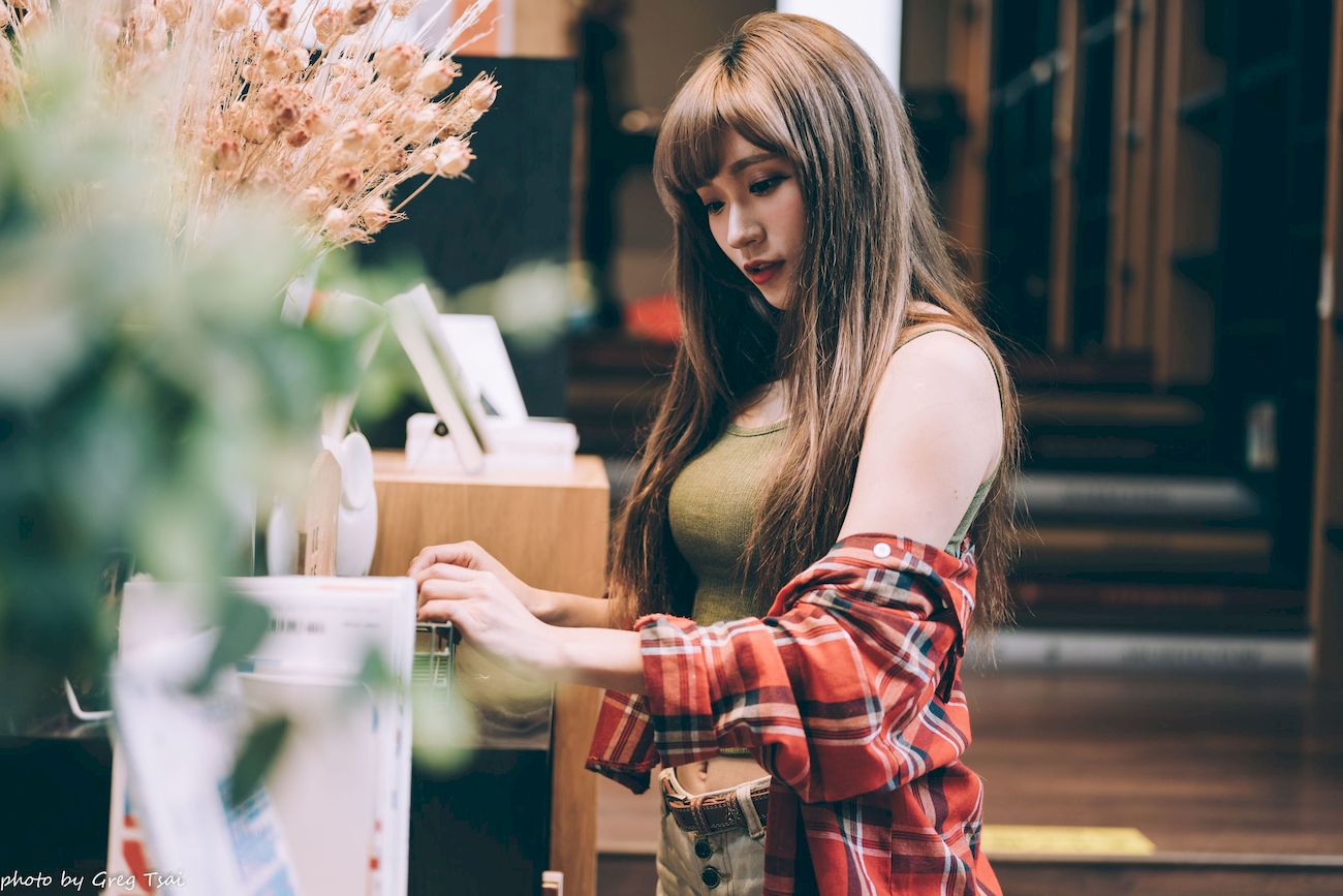 凯云咖啡馆‌红黑格纹衬衫