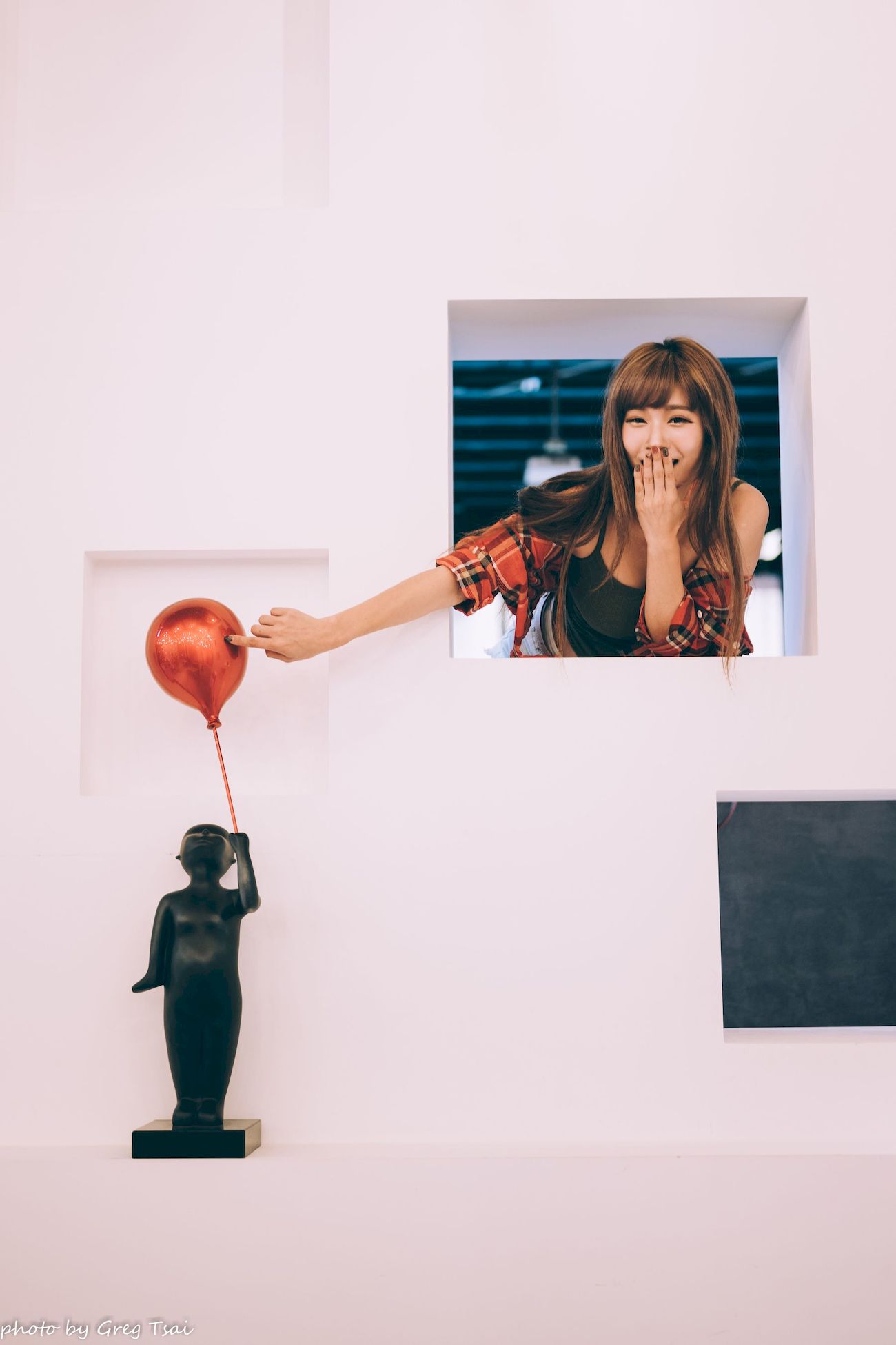 凯云咖啡馆‌红黑格纹衬衫