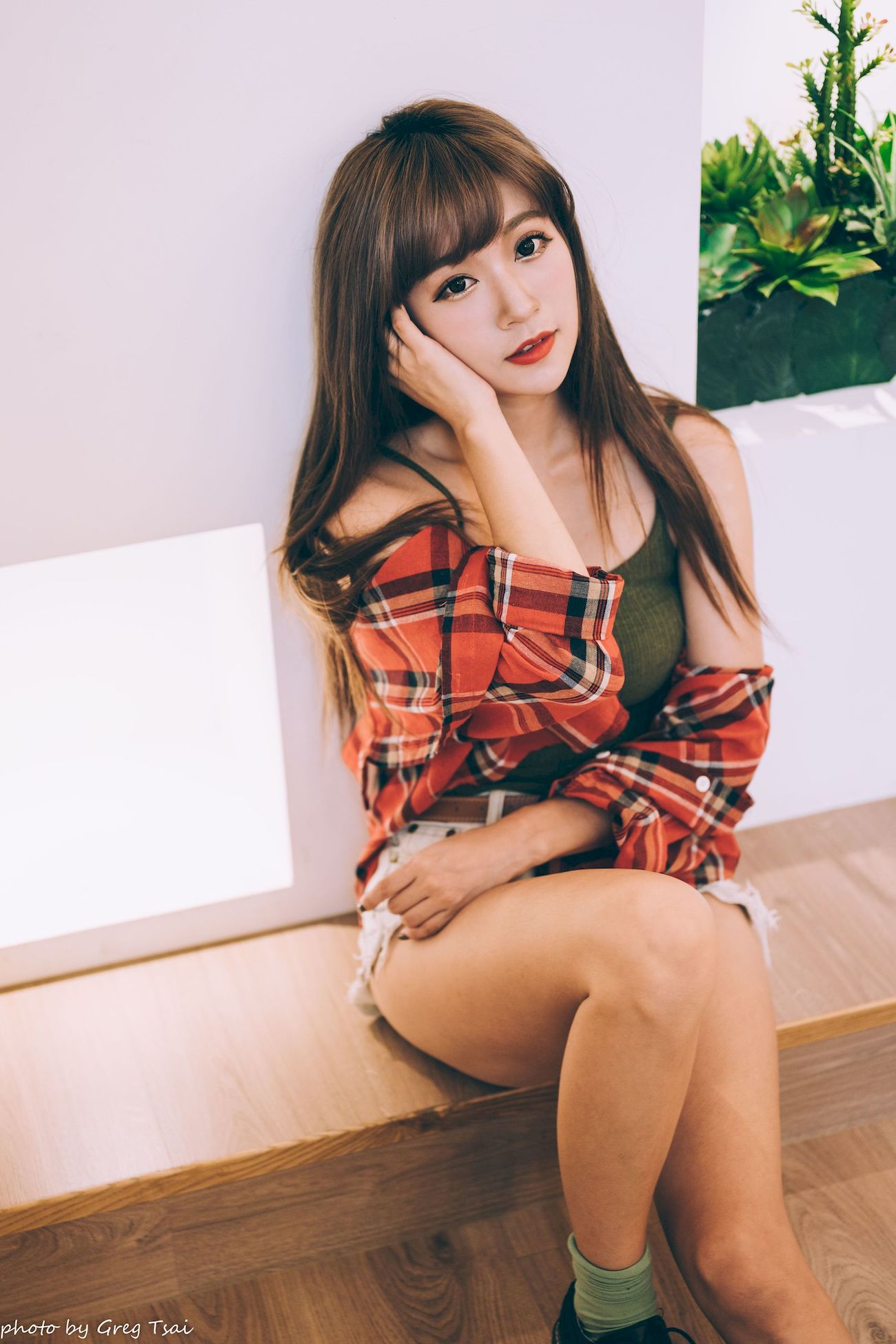 凯云咖啡馆‌红黑格纹衬衫