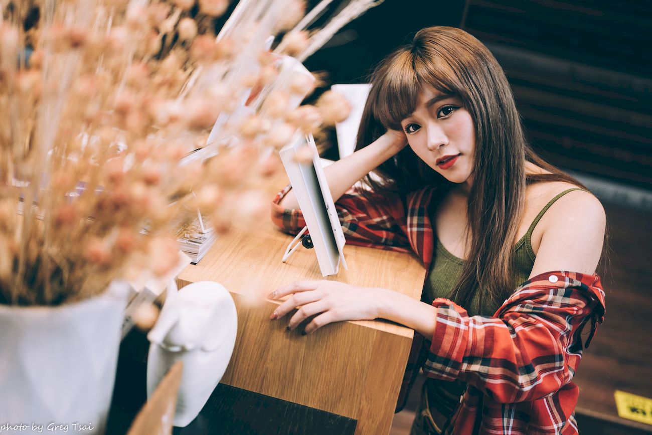 凯云咖啡馆‌红黑格纹衬衫